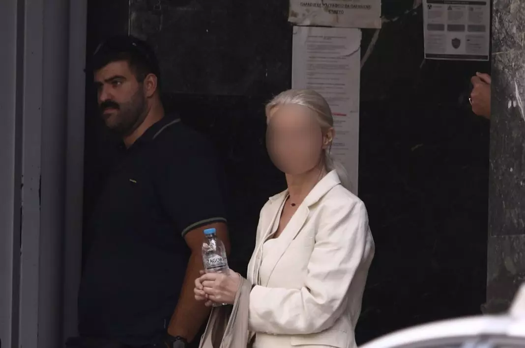 Γιώργος Μαζωνάκης: Η γιατρός έστειλε τη φωτογραφία με τον τραγουδιστή στο μηχάνημα πλασμαφαίρεσης σε “γιατρό-υπνωτιστή”
