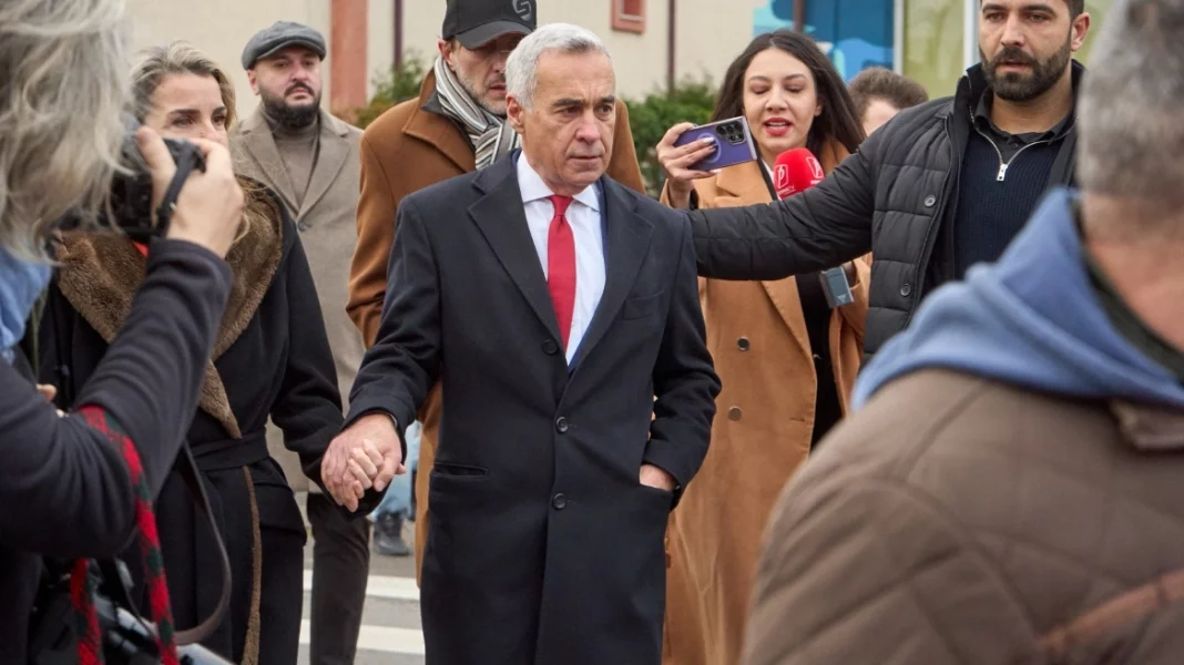 Δείτε βίντεο: Επιχείρηση της αστυνομίας για τη σύλληψη του ακροδεξιού πρώην υποψήφιου προέδρου της Ρουμανίας, Καλίν…