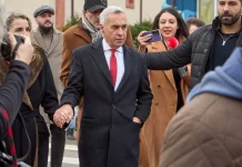 Δείτε βίντεο: Επιχείρηση της αστυνομίας για τη σύλληψη του ακροδεξιού πρώην υποψήφιου προέδρου της Ρουμανίας, Καλίν Τζορτζέσκου Δείτε βίντεο: Επιχείρηση της αστυνομίας για τη σύλληψη του ακροδεξιού πρώην υποψήφιου προέδρου της Ρουμανίας, Καλίν…