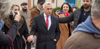 Δείτε βίντεο: Επιχείρηση της αστυνομίας για τη σύλληψη του ακροδεξιού πρώην υποψήφιου προέδρου της Ρουμανίας, Καλίν Τζορτζέσκου Δείτε βίντεο: Επιχείρηση της αστυνομίας για τη σύλληψη του ακροδεξιού πρώην υποψήφιου προέδρου της Ρουμανίας, Καλίν…