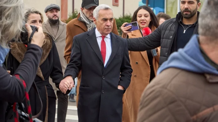 Δείτε βίντεο: Επιχείρηση της αστυνομίας για τη σύλληψη του ακροδεξιού πρώην υποψήφιου προέδρου της Ρουμανίας, Καλίν…