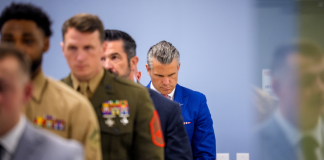 Χάος στο Πεντάγωνο από τις επιλογές Χέγκσεθ: Παραιτούνται στρατηγοί, μπλοκάρει τα drones για προσωπικούς λόγους, αλλά ο Τραμπ τον στηρίζει