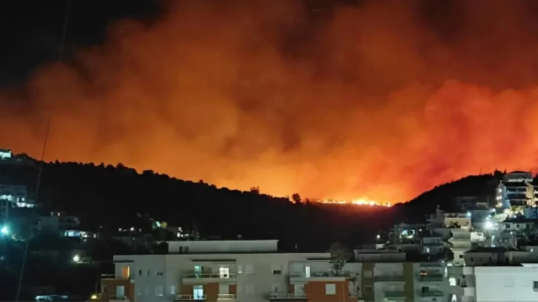 Μεγάλη φωτιά κοντά στη Χειμάρρα: Απειλούνται κατοικημένες περιοχές, εκκενώσεις από τον δήμαρχο