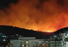 Μεγάλη φωτιά κοντά στη Χειμάρρα: Απειλούνται κατοικημένες περιοχές, εκκενώσεις από τον δήμαρχο Μεγάλη φωτιά κοντά στη Χειμάρρα: Απειλούνται κατοικημένες περιοχές, εκκενώσεις από τον δήμαρχο