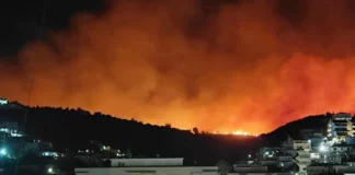 Μεγάλη φωτιά κοντά στη Χειμάρρα: Απειλούνται κατοικημένες περιοχές, εκκενώσεις από τον δήμαρχο Μεγάλη φωτιά κοντά στη Χειμάρρα: Απειλούνται κατοικημένες περιοχές, εκκενώσεις από τον δήμαρχο