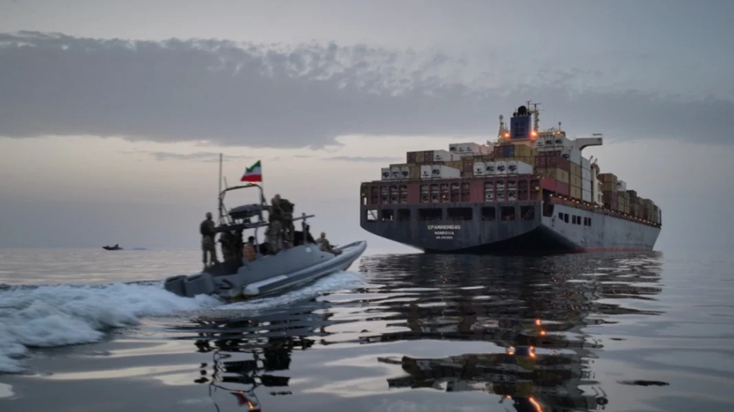 hormuz_strait_iran_boat Οι Φρουροί της Επανάστασης λένε ότι έπληξαν πλοία που συνδέονται με τις ΗΠΑ μετά τα αμερικανικά πλήγματα σε τάνκερ
