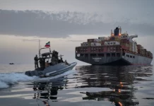 Οι Φρουροί της Επανάστασης λένε ότι έπληξαν πλοία που συνδέονται με τις ΗΠΑ μετά τα αμερικανικά πλήγματα σε τάνκερ
