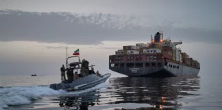 Οι Φρουροί της Επανάστασης λένε ότι έπληξαν πλοία που συνδέονται με τις ΗΠΑ μετά τα αμερικανικά πλήγματα σε τάνκερ