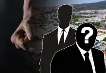 Άγρια κλοτσομπουνίδια εκδότη σε πρωτοκλασάτο φαλακρό κυβερνητικό στέλεχος με φόντο πολλά εκατομμύρια Άγρια κλοτσομπουνίδια εκδότη σε πρωτοκλασάτο φαλακρό κυβερνητικό στέλεχος με φόντο πολλά εκατομμύρια