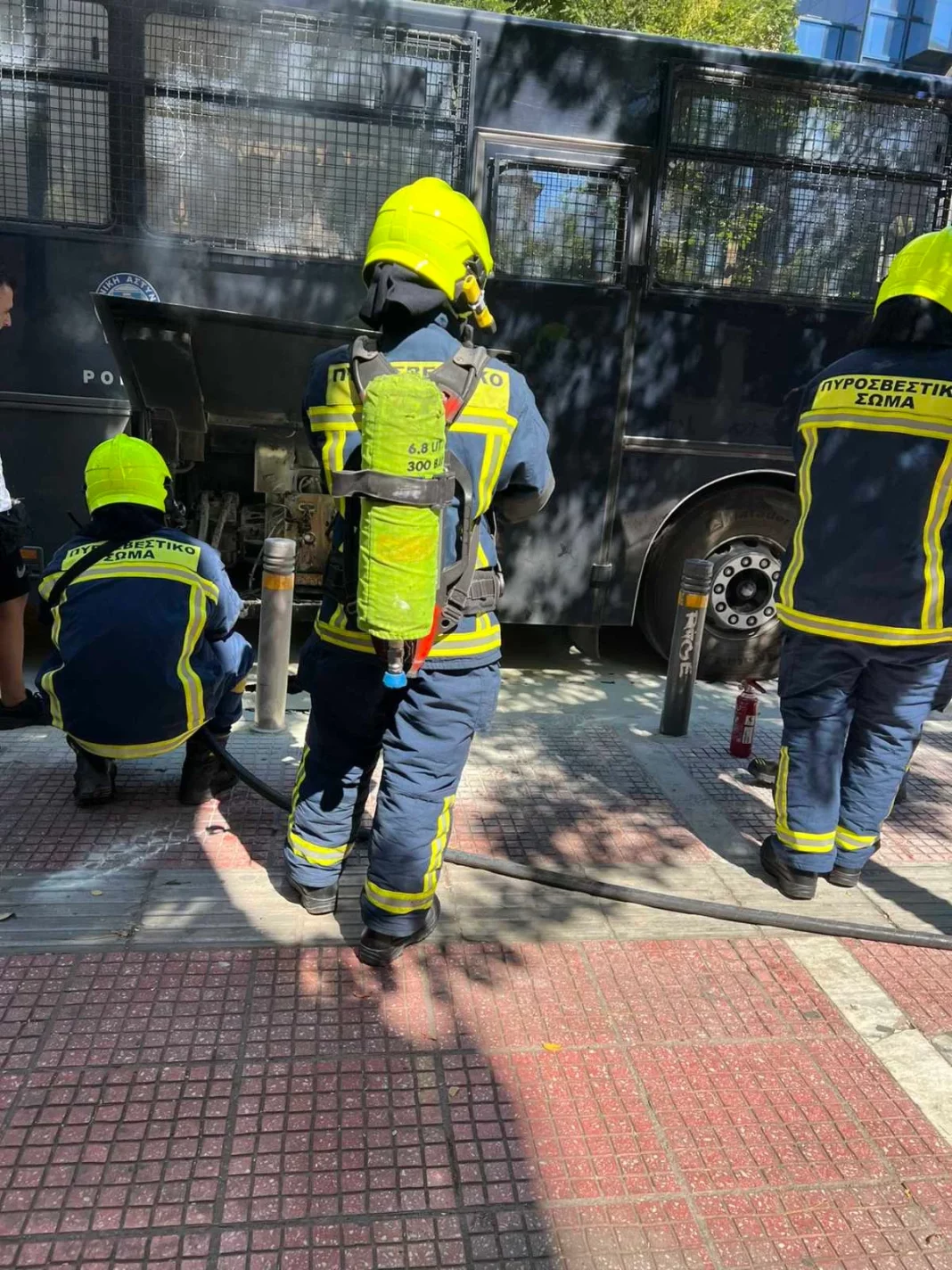 image1788697224 Φωτιά σε κλούβα της ΥΑΤ στο κέντρο της Αθήνας (VIDEO)