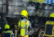 Φωτιά σε κλούβα της ΥΑΤ στο κέντρο της Αθήνας (VIDEO)