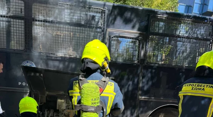 Φωτιά σε κλούβα της ΥΑΤ στο κέντρο της Αθήνας (VIDEO) Φωτιά σε κλούβα της ΥΑΤ στο κέντρο της Αθήνας (VIDEO)