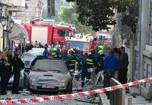 Έκρηξη στην Πλάκα: Ψάχνουν στα συντρίμμια με μικροκάμερες – Άμορφη μάζα το κτίριο