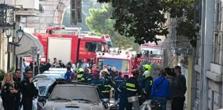 Έκρηξη στην Πλάκα: Ψάχνουν στα συντρίμμια με μικροκάμερες – Άμορφη μάζα το κτίριο