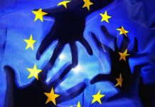 Το «Κέντρο» δεν απειλείται από τα «άκρα», γιατί έχει γίνει το ίδιο «ακραίο»