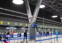 Αναγκαστική προσγείωση στη Θεσσαλονίκη σε πτήση προς Ρόδο: Επιβάτες βιντεοσκοπούσαν το προσωπικό, έκαναν φασαρία και κάπνιζαν στην τουαλέτα Αναγκαστική προσγείωση στη Θεσσαλονίκη σε πτήση προς Ρόδο: Επιβάτες βιντεοσκοπούσαν το προσωπικό, έκαναν φασαρία και…