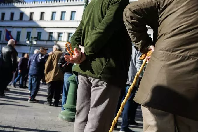 images Η «ακτινογραφία» της ΕΑΣ: Πώς 500.000 συνταξιούχοι χρηματοδοτούν το επίδομα των 400 ευρώ