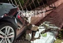 Πάτρα: Αυτοκίνητο «καρφώθηκε» σε αυλή σπιτιού και έπιασε φωτιά, ο οδηγός εγκατάλειψε το σημείο