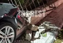 Πάτρα: Αυτοκίνητο «καρφώθηκε» σε αυλή σπιτιού και έπιασε φωτιά, ο οδηγός εγκατάλειψε το σημείο