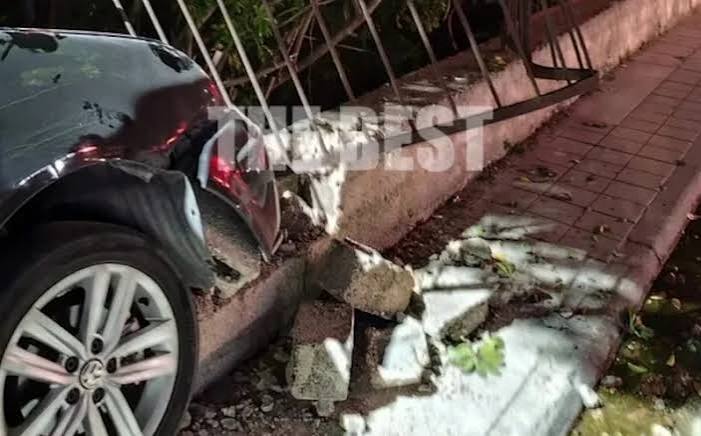 images (3) Πάτρα: Αυτοκίνητο «καρφώθηκε» σε αυλή σπιτιού και έπιασε φωτιά, ο οδηγός εγκατάλειψε το σημείο