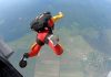 Βίντεο: 35χρονη έπεσε από τα 3.500 μέτρα χωρίς αλεξίπτωτο – Την έσωσαν δύο εφεδρικά συστήματα και ένα δέντρο!