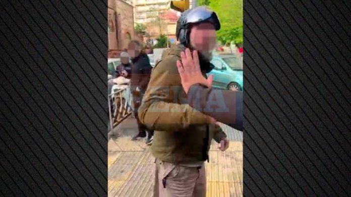 Καθηγητής στη Θεσσαλονίκη κατήγγειλε ομοφοβική επίθεση και βρέθηκε κατηγορούμενος επειδή δημοσίευσε το βίντεο Καθηγητής στη Θεσσαλονίκη κατήγγειλε ομοφοβική επίθεση και βρέθηκε κατηγορούμενος επειδή δημοσίευσε το βίντεο