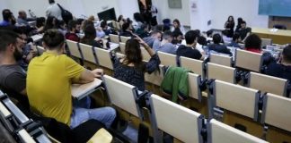 Μπλόκο από καθηγητή του Πανεπιστημίου Πατρών στα new age σκονάκια: Γυαλιά θα φορούν μόνο όσοι έχουν ιατρική βεβαίωση
