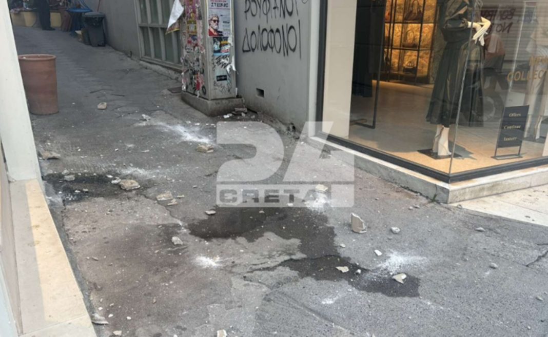 irakleio Έπεσε τμήμα από μπαλκόνι και στο κέντρο του Ηρακλείου – (ΦΩΤΟ)