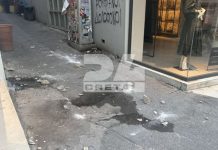 Έπεσε τμήμα από μπαλκόνι και στο κέντρο του Ηρακλείου – (ΦΩΤΟ) Έπεσε τμήμα από μπαλκόνι και στο κέντρο του Ηρακλείου – (ΦΩΤΟ)