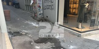 Έπεσε τμήμα από μπαλκόνι και στο κέντρο του Ηρακλείου – (ΦΩΤΟ) Έπεσε τμήμα από μπαλκόνι και στο κέντρο του Ηρακλείου – (ΦΩΤΟ)