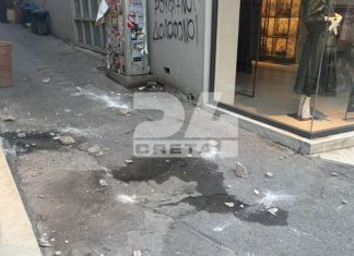 Έπεσε τμήμα από μπαλκόνι και στο κέντρο του Ηρακλείου – (ΦΩΤΟ)