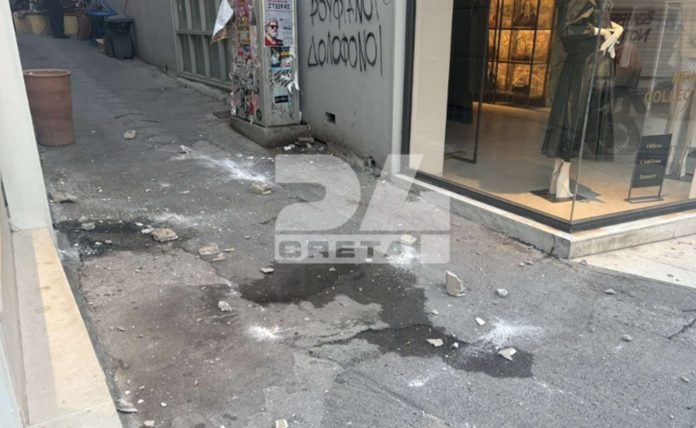 Έπεσε τμήμα από μπαλκόνι και στο κέντρο του Ηρακλείου – (ΦΩΤΟ)