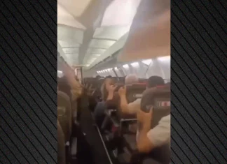 Τρόμος σε πτήση Boeing 737 στο Ιράν: Το εσωτερικό του αεροπλάνου διαλύεται μετά από βλάβη στην απογείωση-(VIDEO)