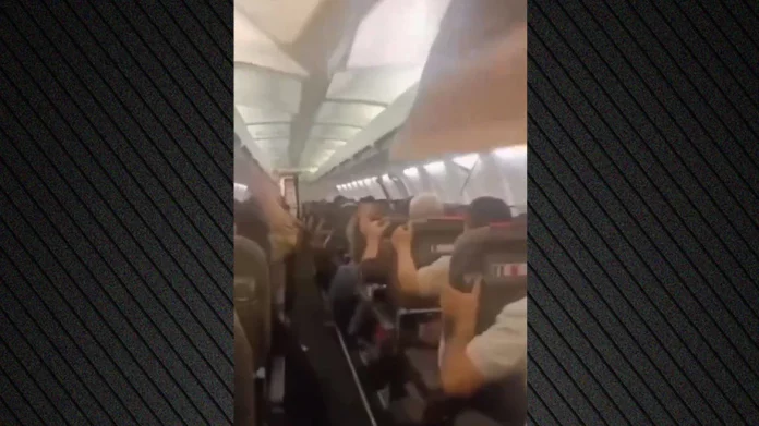 Τρόμος σε πτήση Boeing 737 στο Ιράν: Το εσωτερικό του αεροπλάνου διαλύεται μετά από βλάβη στην απογείωση-(VIDEO)