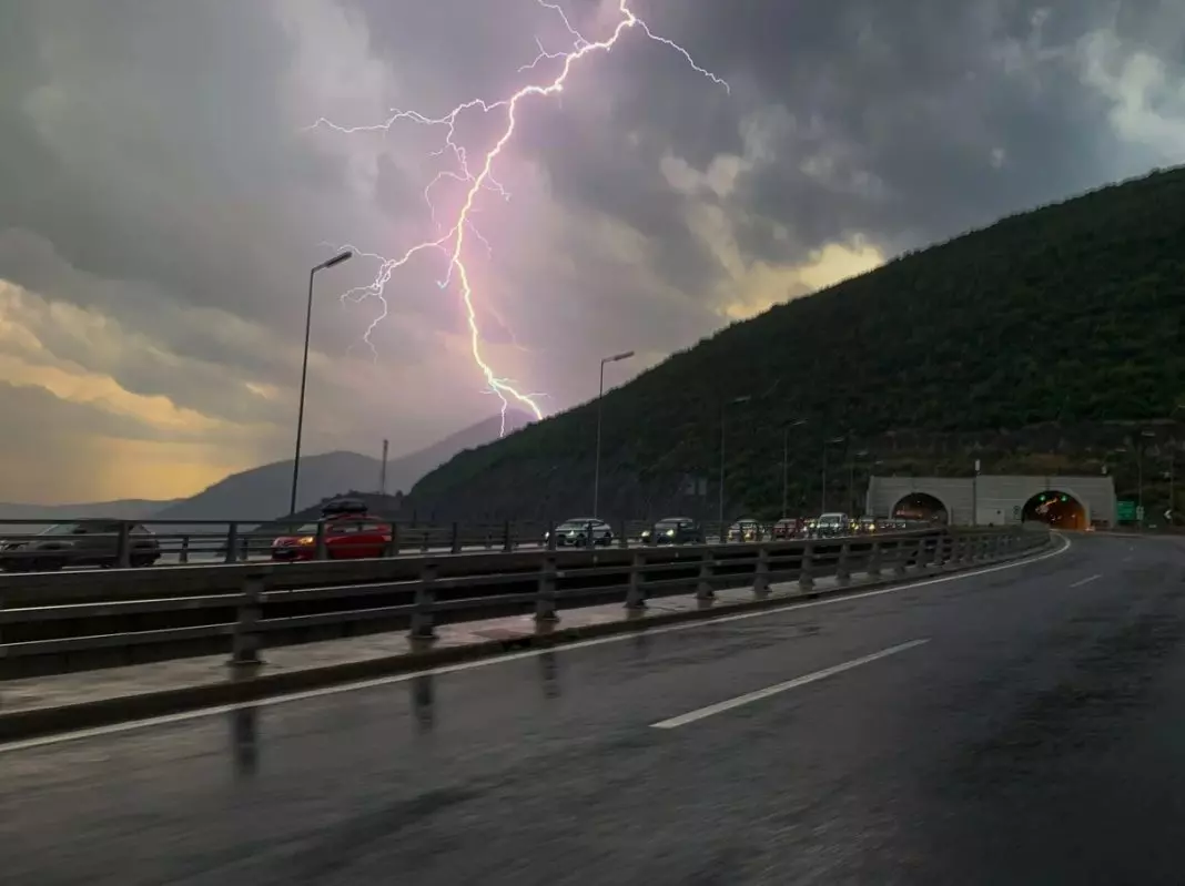Ιωάννινα: Κεραυνός σκότωσε κοπάδι και ανεμοστρόβιλος κατέστρεψε εγκαταστάσεις κτηνοτροφικής μονάδας