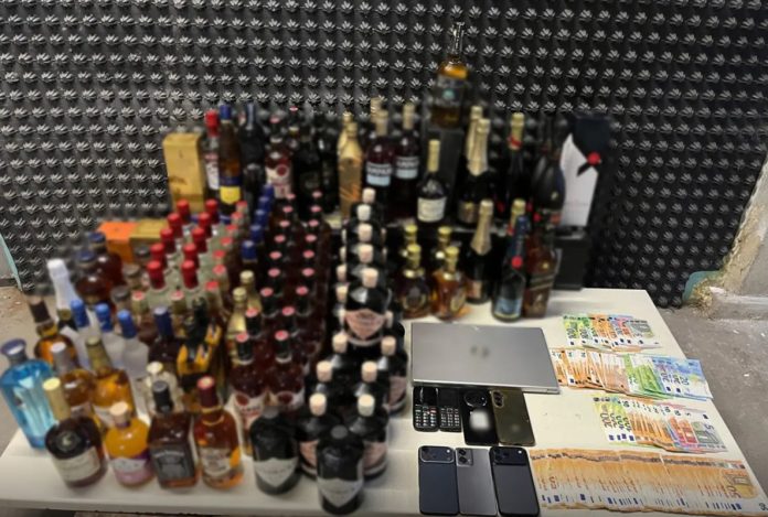 Θεσσαλονίκη: Εξαρθρώθηκε εγκληματική οργάνωση που “φέσωνε” το Δημόσιο με εικονικές εταιρείες – Ζημιά άνω των 2,3 εκατ. ευρώ Θεσσαλονίκη: Εξαρθρώθηκε εγκληματική οργάνωση που “φέσωνε” το Δημόσιο με εικονικές εταιρείες – Ζημιά άνω των 2,3 εκατ…