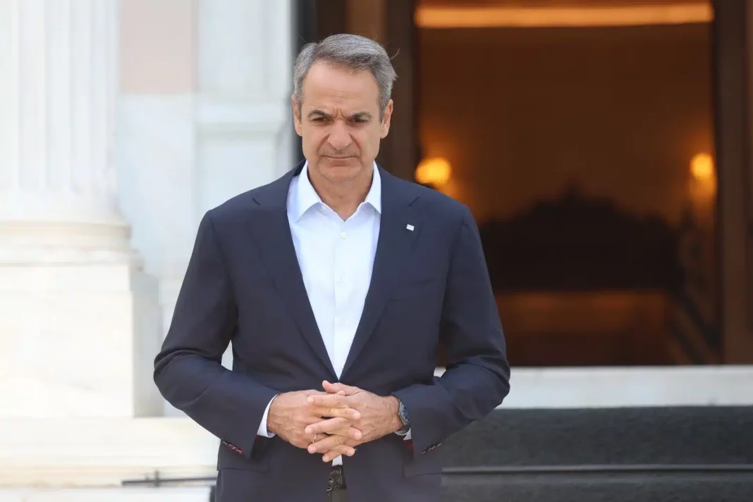 Μητσοτάκης: «Βρείτε τα με όλους!» – Με ποιους καναλάρχες στήνει γέφυρες για να διασωθεί;