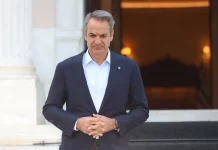 Μητσοτάκης: «Βρείτε τα με όλους!» – Με ποιους καναλάρχες στήνει γέφυρες για να διασωθεί;