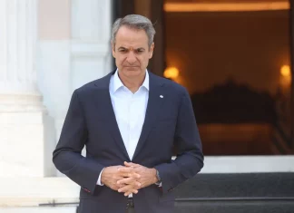 Μητσοτάκης: «Βρείτε τα με όλους!» – Με ποιους καναλάρχες στήνει γέφυρες για να διασωθεί;