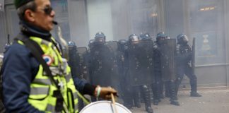 Γαλλία: Στο προσκήνιο ξανά τα «κίτρινα γιλέκα» ενώ το πετρέλαιο φτάνει τα 2,41 ευρώ