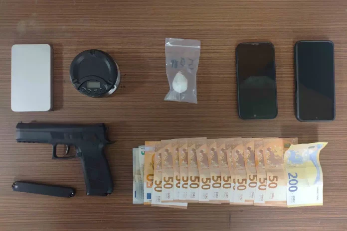 Συνελήφθη 35χρονος για διακίνηση ναρκωτικών στην Αττική – Κατασχέθηκαν κοκαΐνη και όπλο