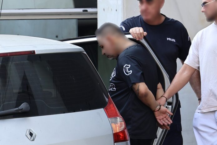 Κυψέλη: Επεισόδιο με τον 43χρονο κατά τη μεταγωγή του – Επιτέθηκε σε αστυνομικούς και επιχείρησε να αποδράσει