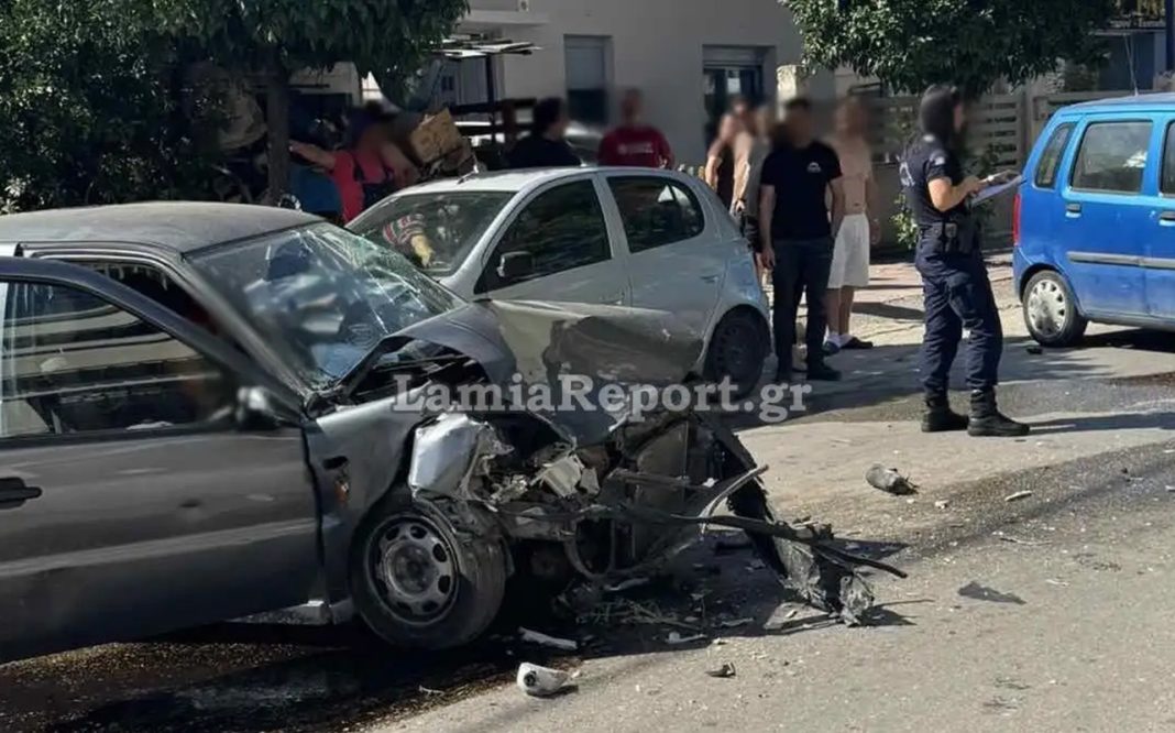 Πανικός στη Λαμία από μεθυσμένο οδηγό – Χτύπησε σταθμευμένα αυτοκίνητα και κατέληξε σε μετωπική