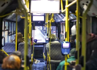 Παγκράτι: Άγριος καβγάς μέσα σε λεωφορείο της γραμμής 203, δύο νεαροί πιάστηκαν στα χέρια μπροστά στους επιβάτες - Η…