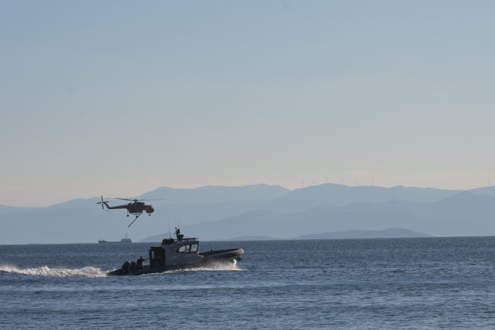 Φωτιά σε οχηματαγωγό στην Μύκονο: Το πλοίο μεταφέρει 166 φορτηγά και 29 ΙΧ – Πώς ξέσπασε η πυρκαγιά, 29 οι επιβαίνοντες