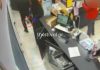 Θεσσαλονίκη: Η στιγμή που ληστές μπουκάρουν με τσεκούρι και λοστό σε βενζινάδικο – (VIDEO)