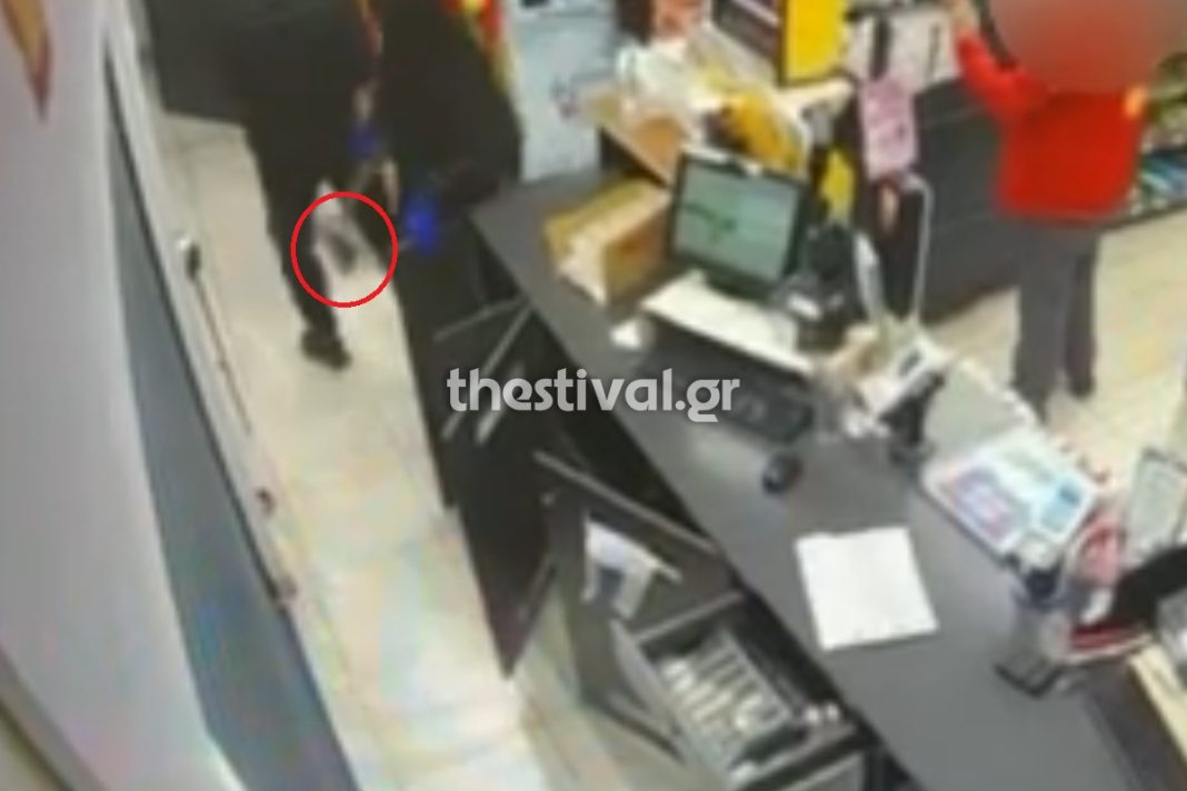 Θεσσαλονίκη: Η στιγμή που ληστές μπουκάρουν με τσεκούρι και λοστό σε βενζινάδικο – (VIDEO)