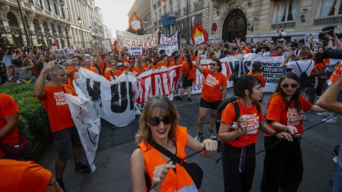Χιλιάδες διαδηλωτές στους δρόμους της Μαδρίτης ζητούν μέτρα μετά την έξωση της 87χρονης ΑμεΑ Μαρικάρμεν