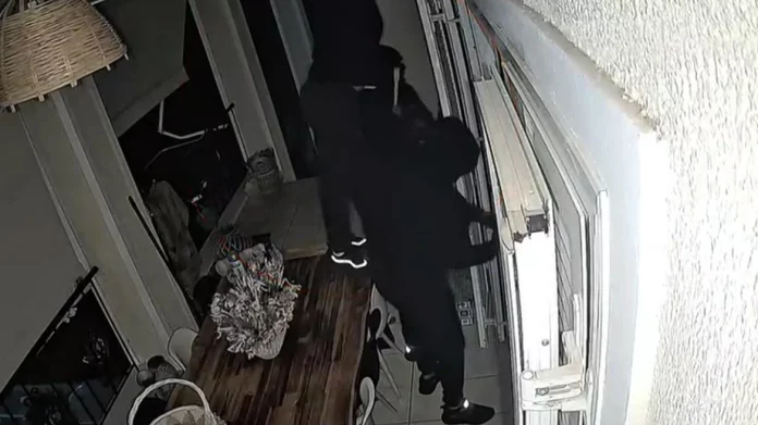 Γυναίκα απώθησε με φωνές κουκουλοφόρους που επιχείρησαν να διαρρήξουν στο σπίτι της στον Άγιο Στέφανο