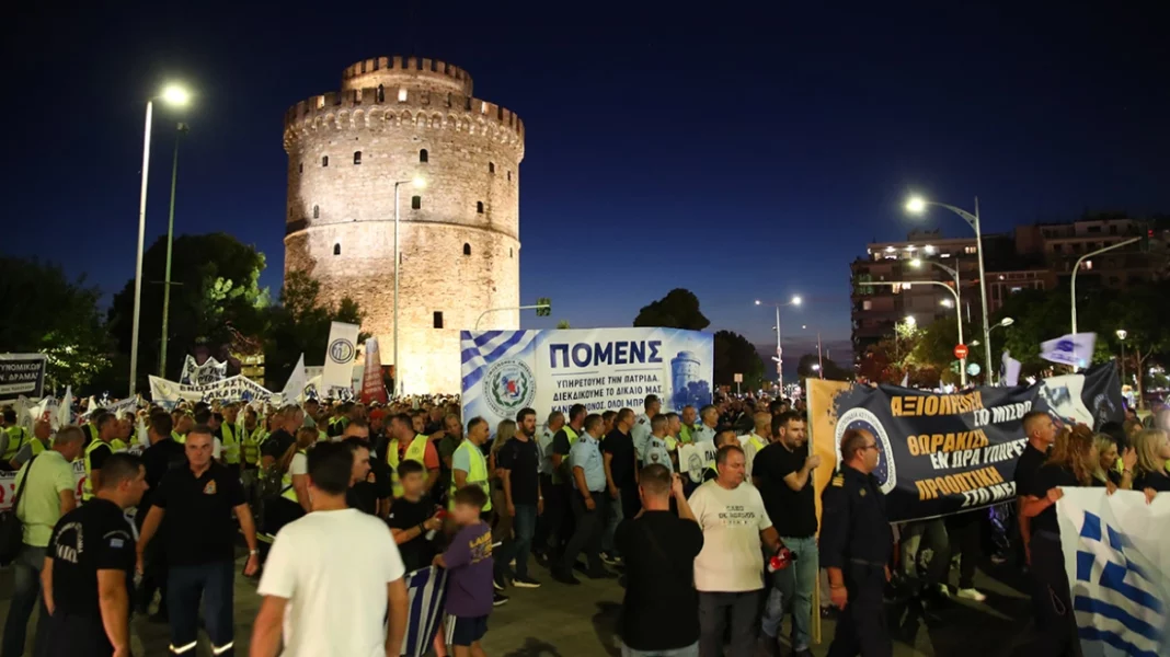 Πορεία των ενστόλων στη Θεσσαλονίκη εν όψει ΔΕΘ-(ΦΩΤΟ)